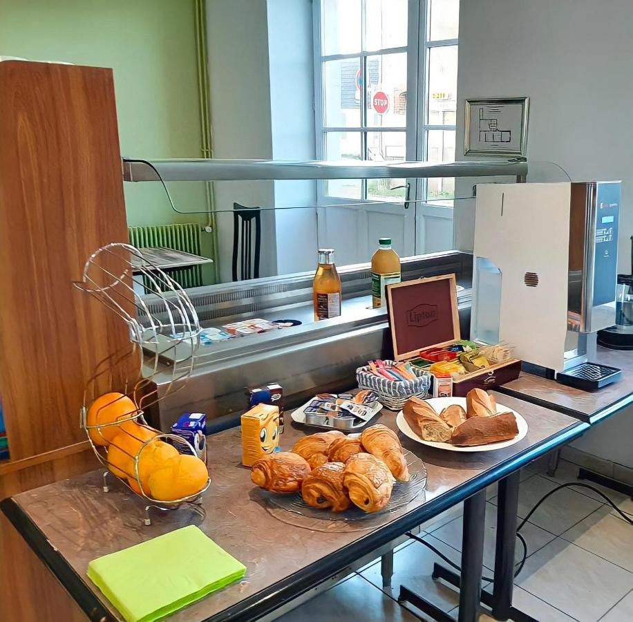 Hotel Du Cerf La Guerche-sur-l'Aubois ภายนอก รูปภาพ